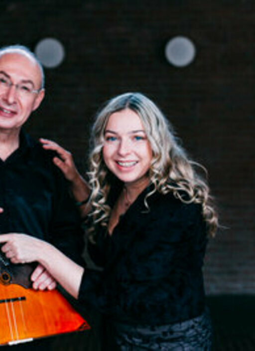 String's Complicity: Klavier und Balalaika